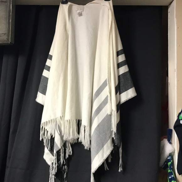 Hinge open poncho - Picture 2 of 4